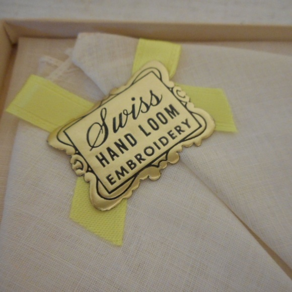 NIB Vtg Embroidered Floral Lacey Ladies Hankies - Picture 3 of 7